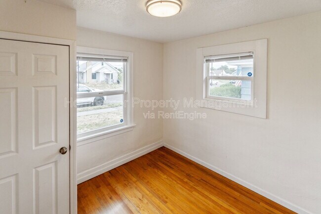 Building Photo - 908 E Longfellow Ave