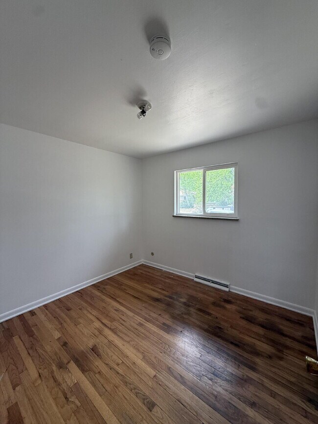 Building Photo - Charming Home Available Now!