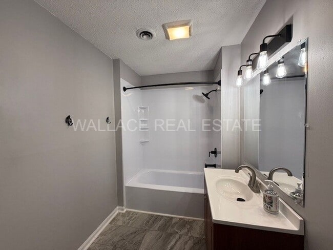 Building Photo - BEAUTIFUL, UPDATED 2 BEDROOM TOWNHOUSE IN PLEASANT TRACE!!