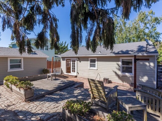 Building Photo - Sunny & Bright Bungalow in King Estates