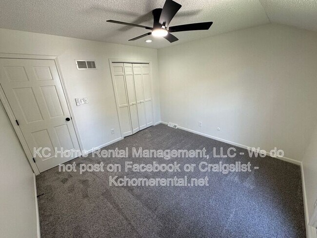Building Photo - 3870 SW Harbor Dr