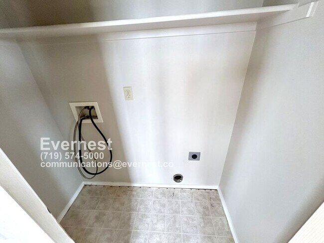 Building Photo - Gorgeous 3-Bedroom Home with Cozy Fireplac...