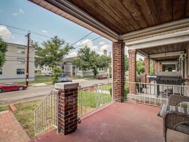 Building Photo - 1417 Downing St NE