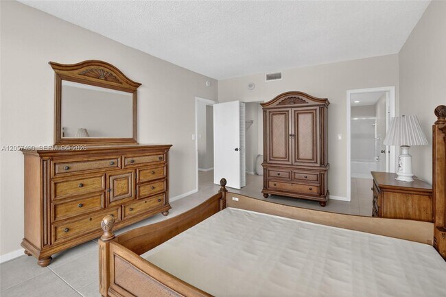Building Photo - 1817 S Ocean Dr