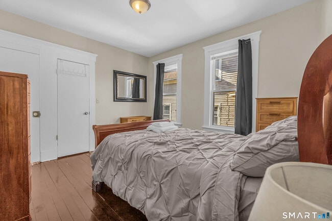 Building Photo - 766 George St