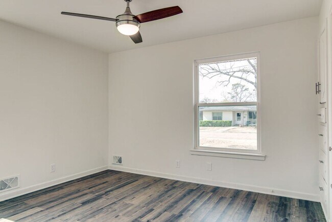 Building Photo - Beautifully Renovated Historic Home with a Large Backyard!
