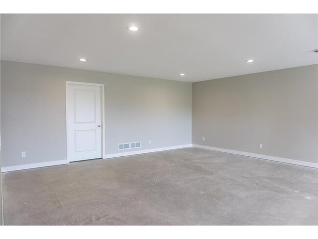 Building Photo - 717 Winterberry Ln