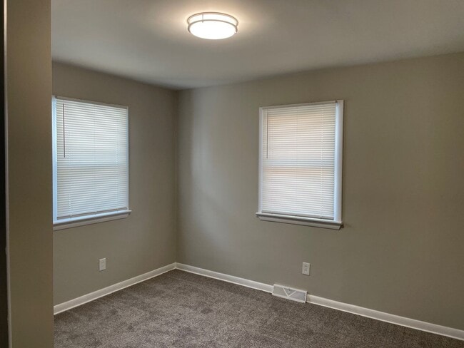 Building Photo - 1910 Thornapple Ave