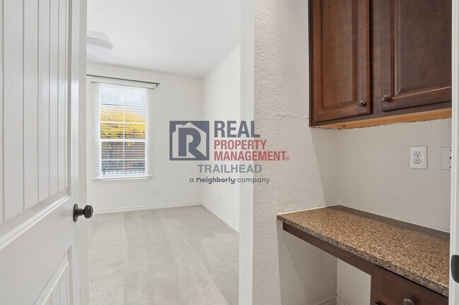 Building Photo - Gated Downtown Fort Worth Condo with Attached Garage