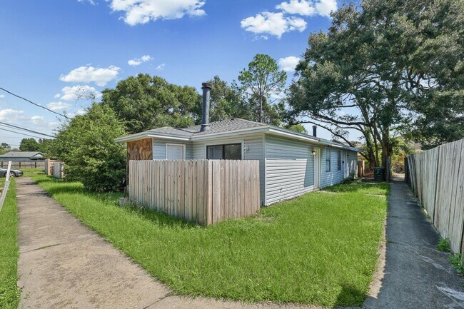 Building Photo - 455 Stara Cir