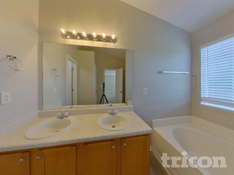 Building Photo - 471 Sawtooth Ln