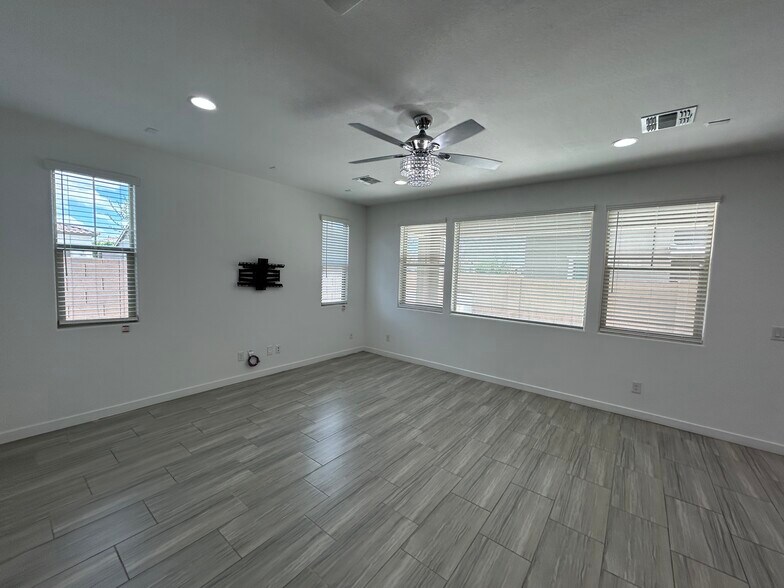 Building Photo - 2521 E Athena Ave