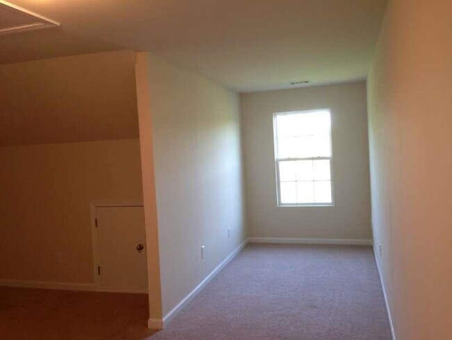 Building Photo - 331 Village Dr