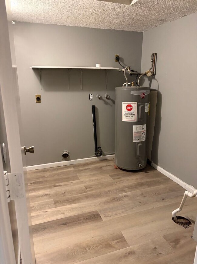 Building Photo - 4632-4634 Southampton Ct