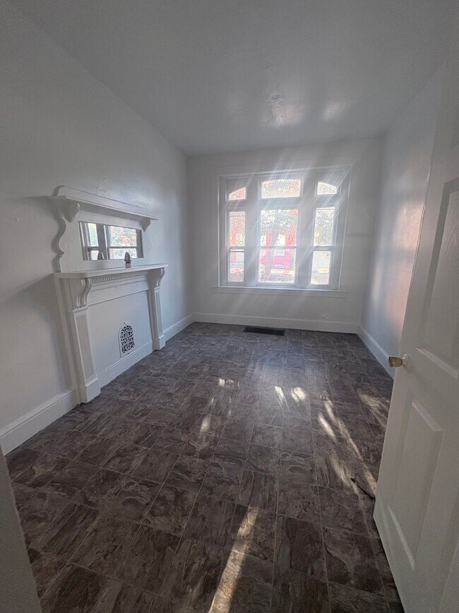 Building Photo - 1 Bedroom Apt Located in the York City