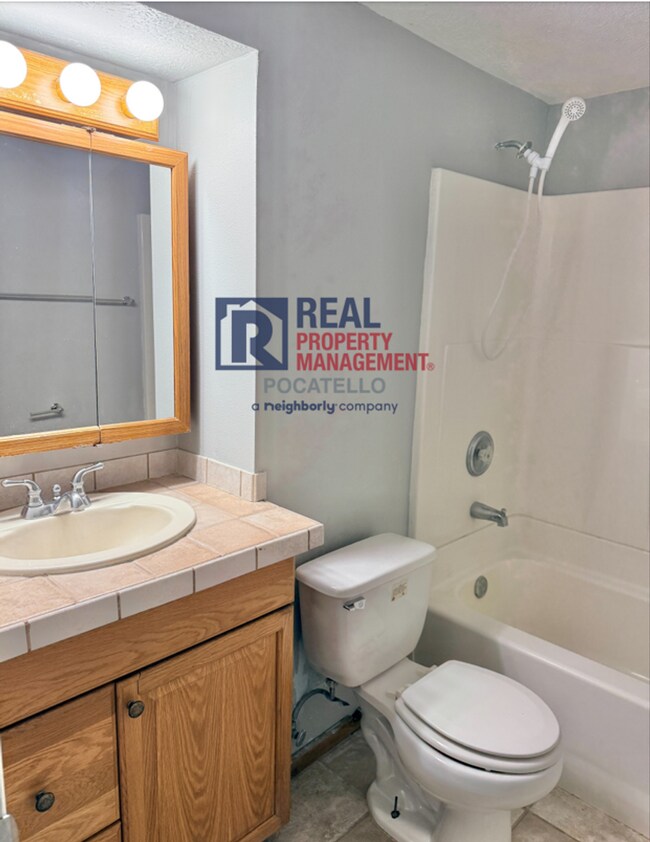 Building Photo - 5 bed 2 bath house - 1 car garage - pet friendly