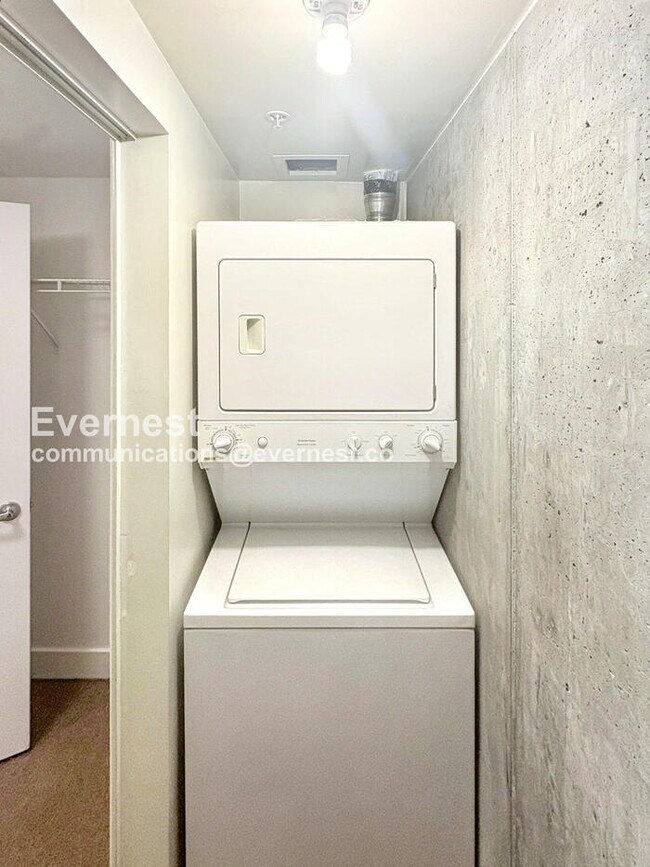 Building Photo - 2 Bed/2 Bath Condo with Underground Garage...