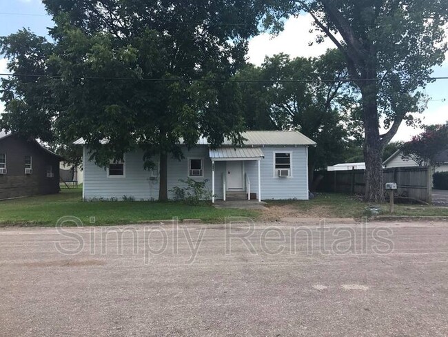Primary Photo - 216 Main St