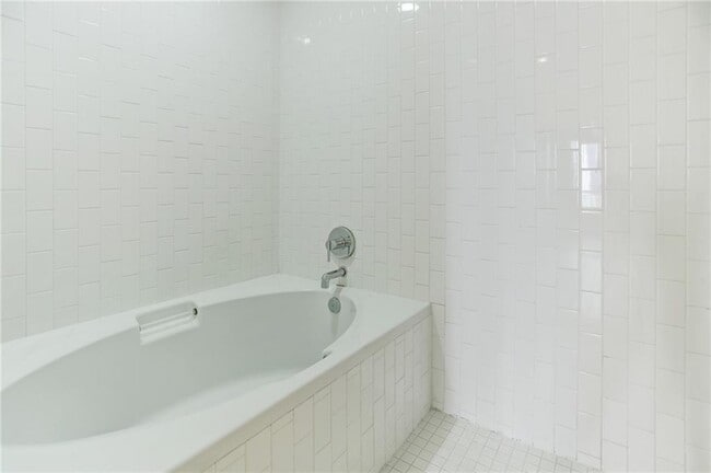 Building Photo - 603 Davis St