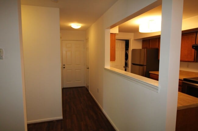 Building Photo - Very well maintained 2-bedroom 2-bath cond...