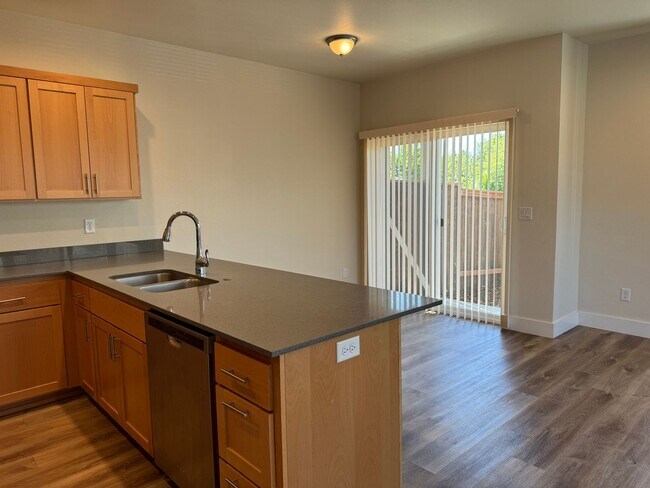 Building Photo - Newer 3 bedroom, 2.5 bath duplex in desirable neighborhood!