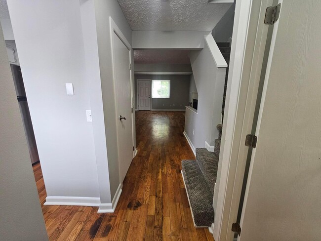Building Photo - 946 S Spring Rd