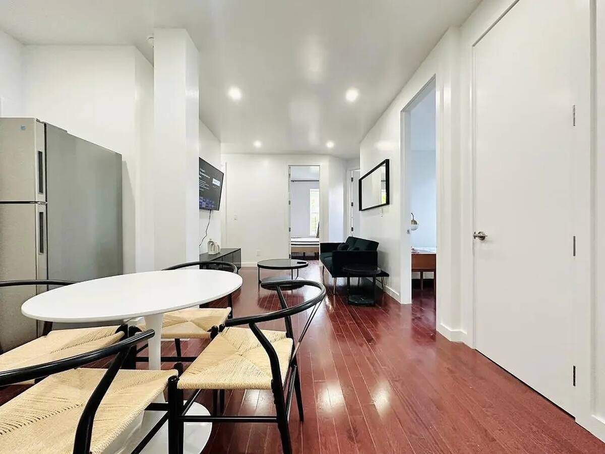 Building Photo - Crown Heights Room, HDTV, 24 min to Manhattan #537