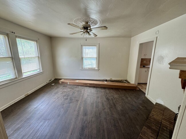 Building Photo - 2/1 with extra space in Uptown Shelby, NC