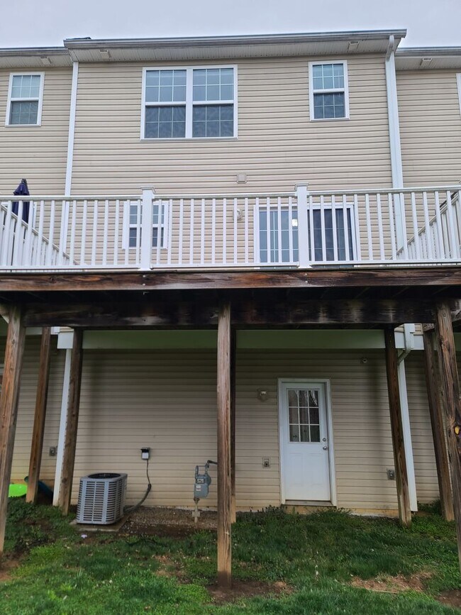 Building Photo - 3 Bedroom Townhome for Rent in Waynesboro