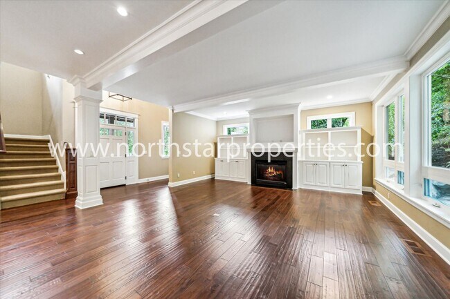 Building Photo - New Exquisitely Designed Dream Home in Lak...