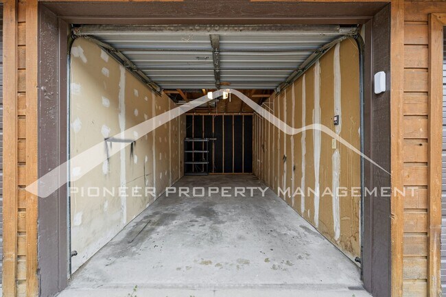 Building Photo - Great Condo with Central AC and Community Pool