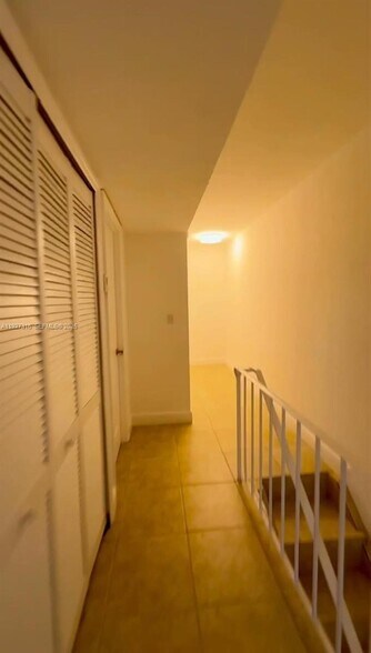 Building Photo - 984 W 40th St