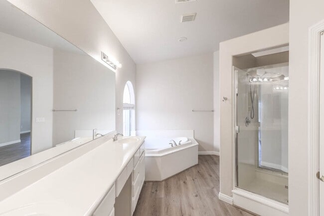 Building Photo - 4 Bed, Single Story Home, In Southwest Gat...