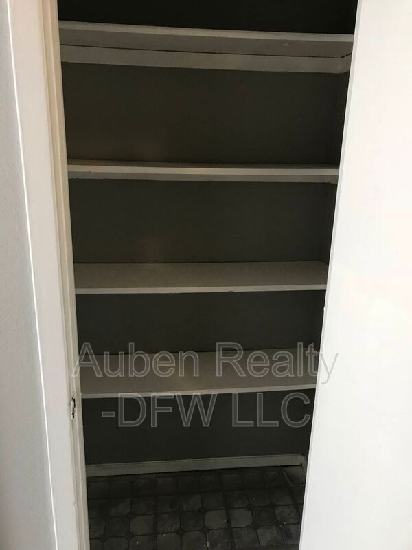 Building Photo - 118 Maple St