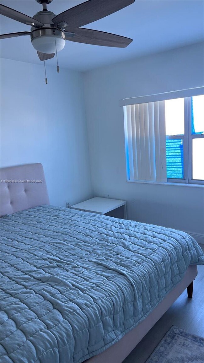 Building Photo - 400 Kings Point Dr