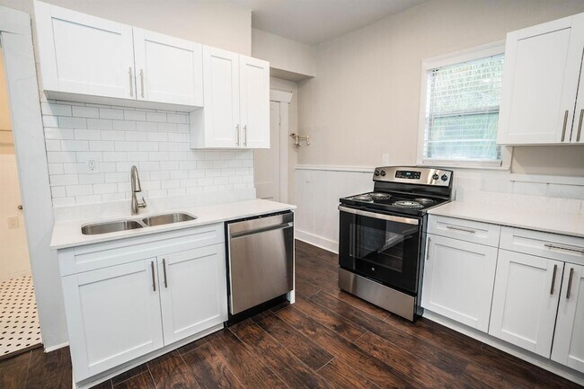 Building Photo - 409 E Jean St