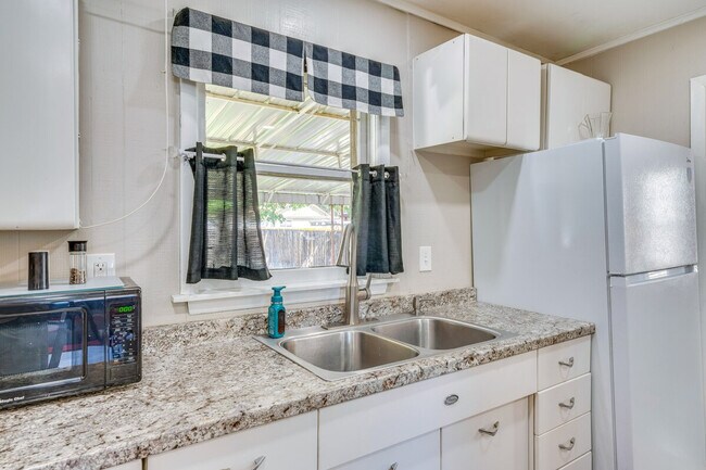 Building Photo - 1923 Lake Ave