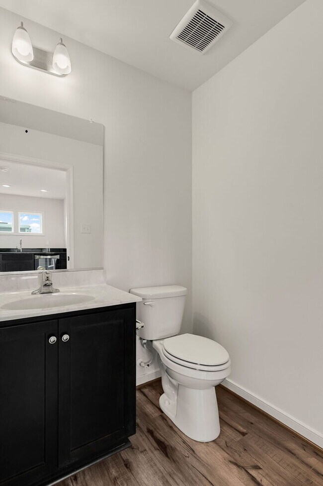Building Photo - Modern End-Unit Townhome in Rocketts Landing – Prime Richmond Location