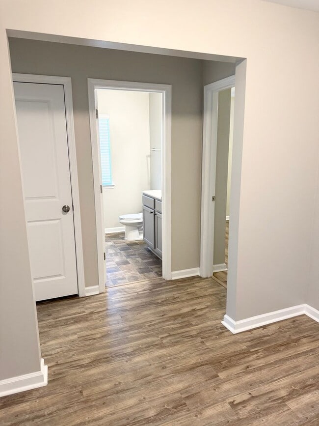 Building Photo - BEAUTIFUL 3 bedroom / 2 bathroom home available NOW!