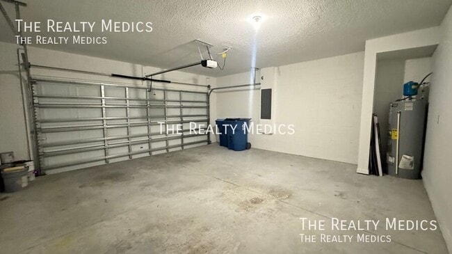 Building Photo - 2401 White Tail St