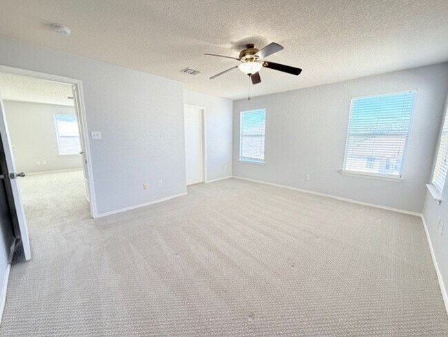 Building Photo - Super Nice 4 Bedroom w/Loft in Prime Location with Community Amenities