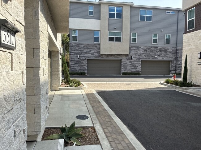 Building Photo - Modern 3-story townhouse in Ontario