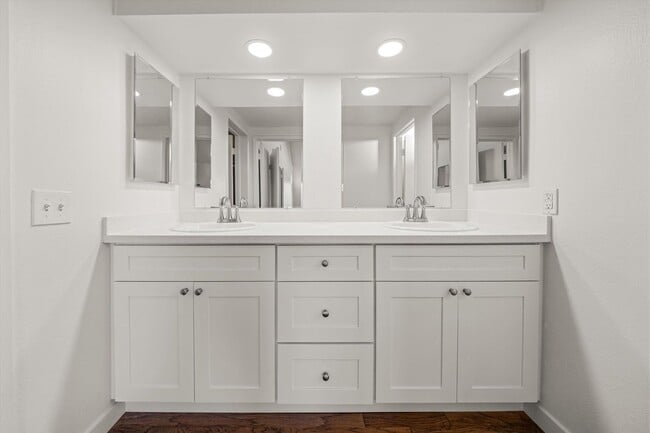 Building Photo - Large Renovated 3bed x 2.5bath Townhouse with Private Patio & 2-Car Garage