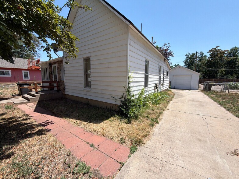 Building Photo - 760 E 8th St
