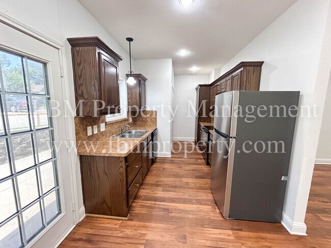 Building Photo - Hidden Creek Apartments, Unit E - Beautifu...