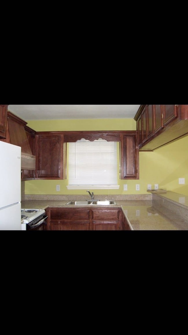 Building Photo - The Sands 4plex