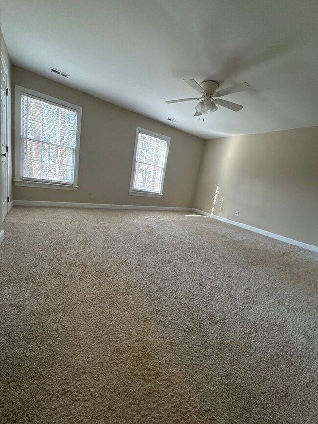 Building Photo - Spacious and inviting 3-bedroom