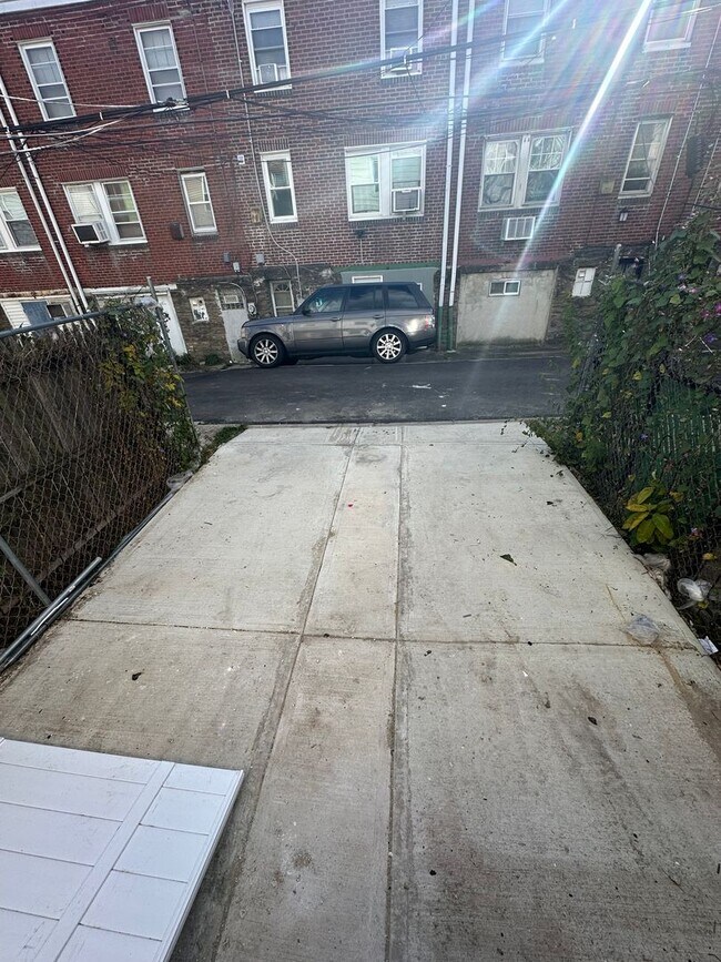 Building Photo - Newly Renovated 3 Bed/1 Bath Row Home