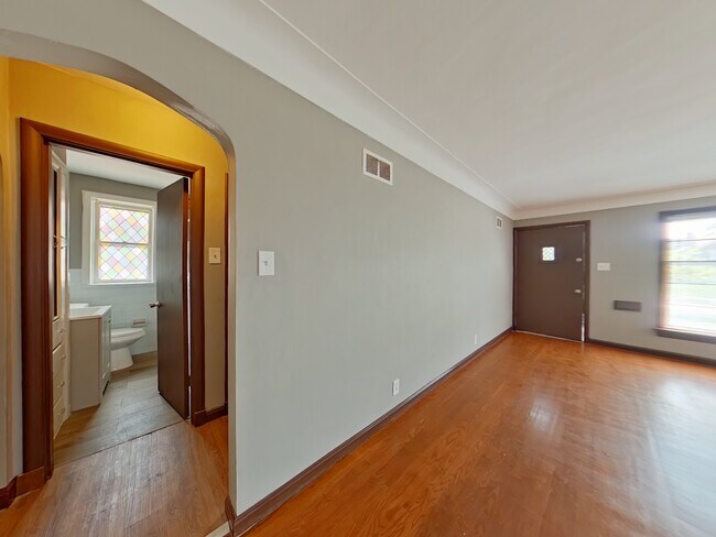 Building Photo - 1633 Veronica Ave