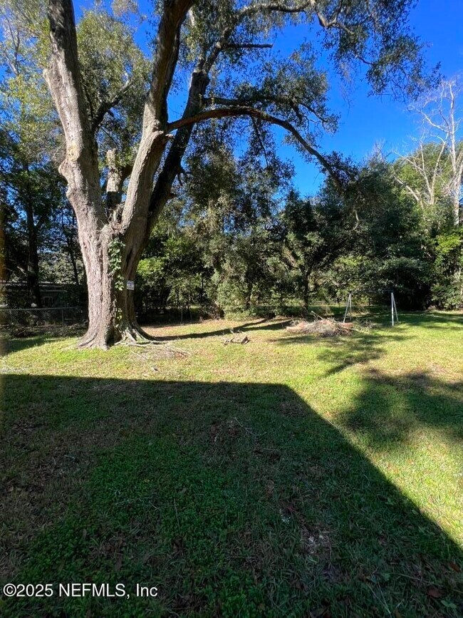 Building Photo - 8095 Lourdes Dr W